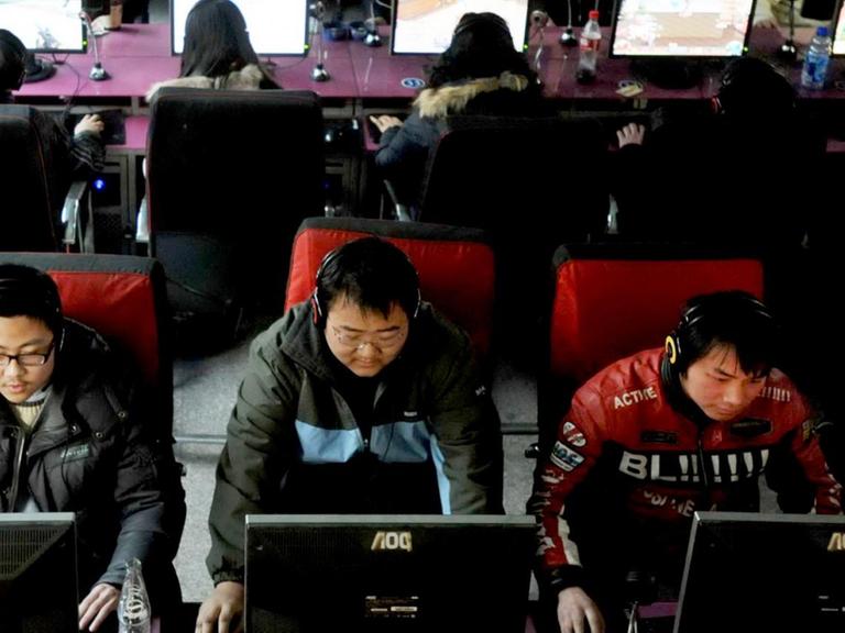 Volles Internet-Cafe in Wuhan/China
