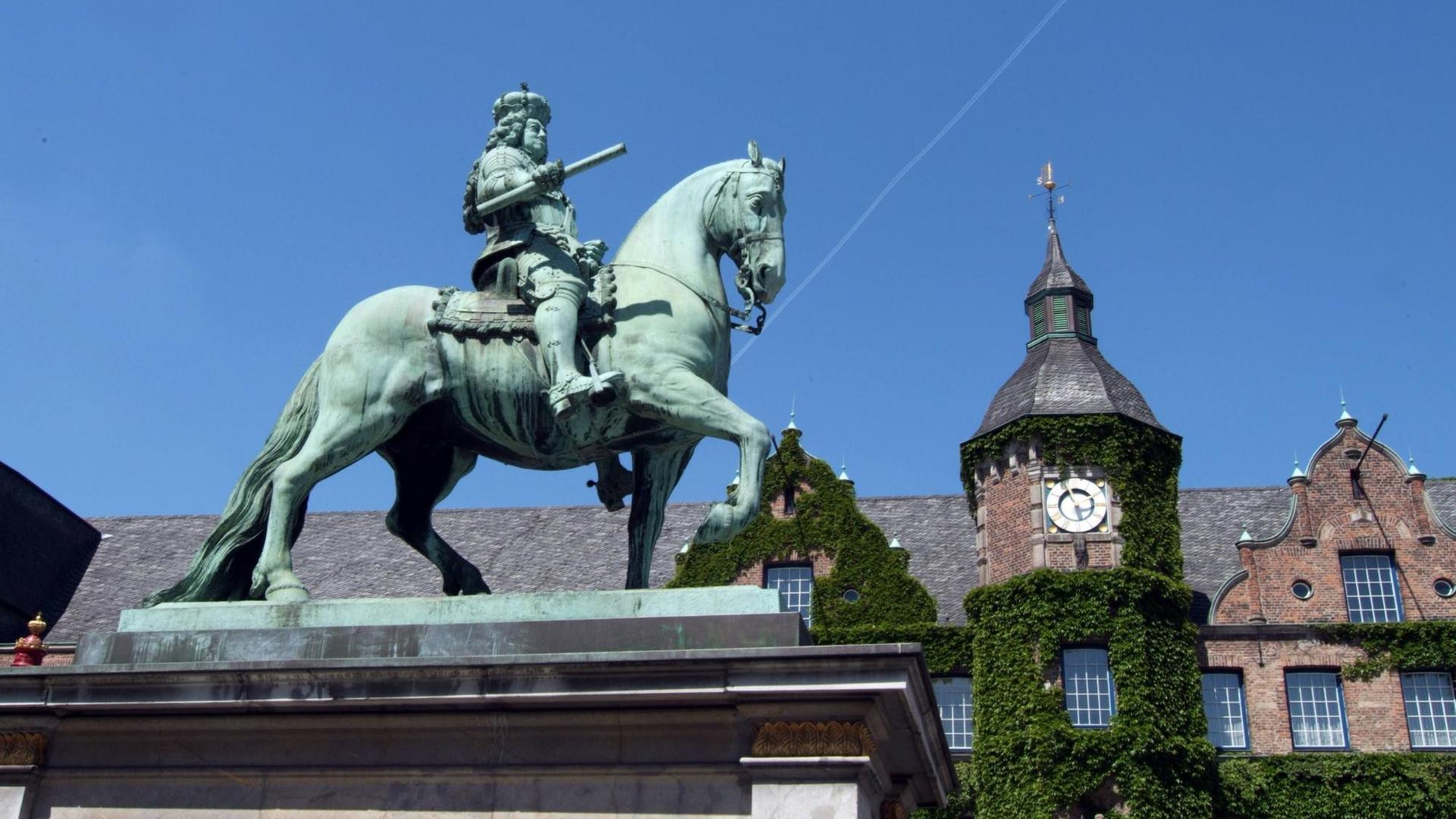 Das historische Reiterdenkmal von Kurfürst Johann Wilhelm II auf dem Marktplatz vor dem Düsseldorfer Rathaus Das historische Reiterdenkmal von Kurfürst Johann Wilhelm II auf dem Marktplatz vor dem Düsseldorfer Rathaus