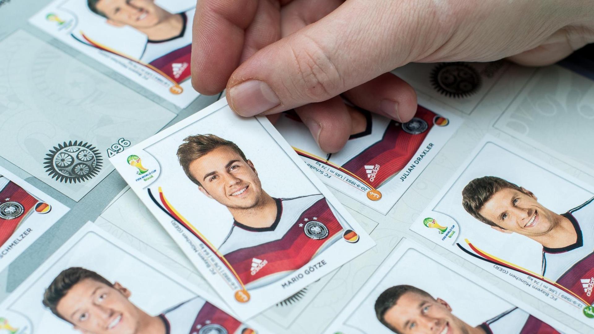Sammelsticker der deutschen Fußball-Nationalmannschaft im Panini-Sammelalbum von 2014. Sammelsticker der deutschen Fußball-Nationalmannschaft im Panini-Sammelalbum von 2014.