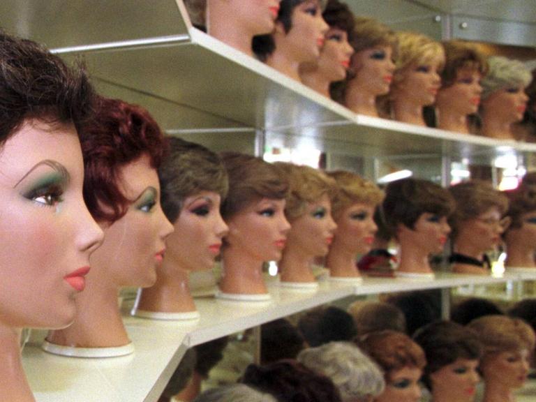 Perücken und Haarteile in einem Kölner Geschäft Haare