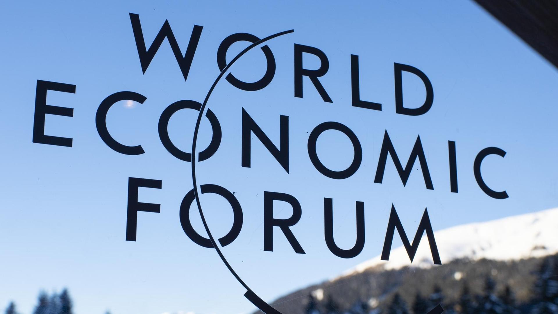 Logo des Weltwirtschaftsforums in Davos vor einer verschneiten Berglandschaft. Logo des Weltwirtschaftsforums in Davos vor einer verschneiten Berglandschaft.