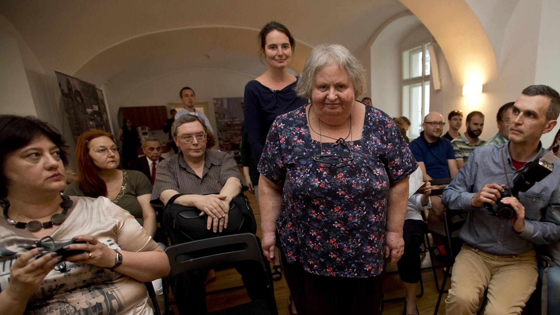 Die sowietische Dissidentin Olga Iofe Prokhorova (Bild Mitte) spricht auf einer Veranstaltung in der Vaclav Havel Bücherei in Prag, im August 2016.