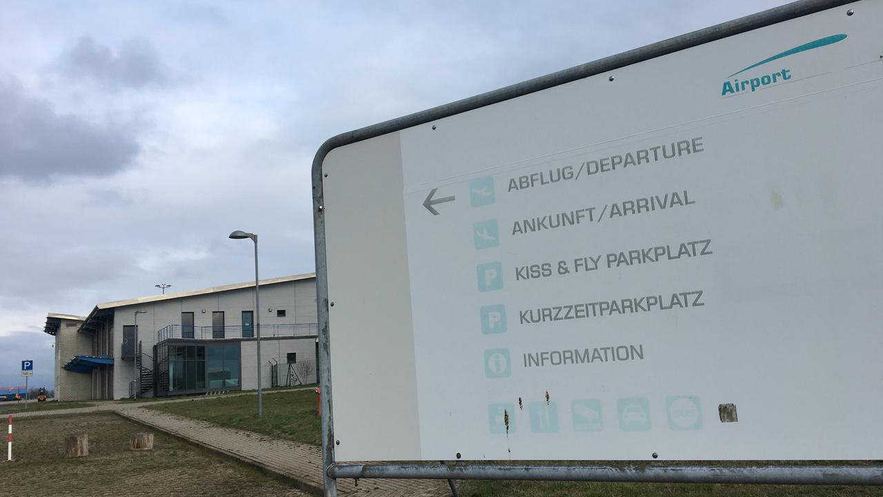 Der Eingangsbereich auf dem insolventen Flughafen Magdeburg-Cochstedt Der Eingangsbereich auf dem insolventen Flughafen Magdeburg-Cochstedt