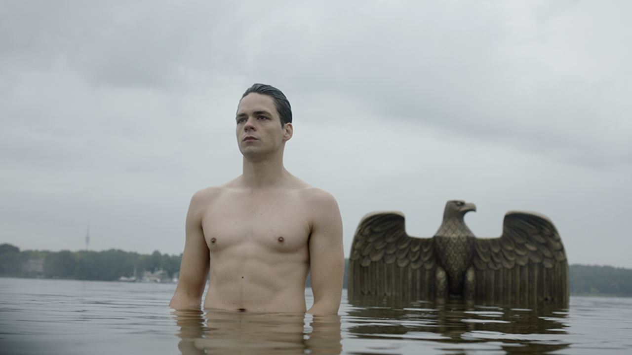 Ausstellung "Yael Bartana – Redemption Now". Malka Germania (Filmstill), 2021, 3-Kanal-Videoinstallation mit Ton, 43 Min. Ausstellung "Yael Bartana – Redemption Now". Malka Germania (Filmstill), 2021, 3-Kanal-Videoinstallation mit Ton, 43 Min.