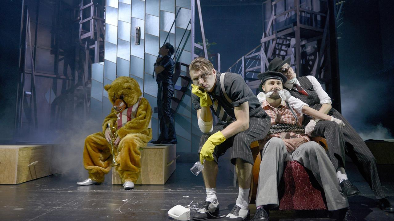 Arsen und Spitzenhäubchen Komödie von Joseph Kesselring 10. Juni 2017 Regie Jan Bosse Regie: Jan Bosse Bühne: Moritz Müller Kostüme: Kathrin Plath Musik: Arno Kraehahn Licht: Felix Dreyer Dramaturgie: Katrin Spira Auf dem Bild: Sebastian Röhrle (Teddy Brewster), Ferdinand Lehmann (O'Hara), Christian Schneeweiß (Jonathan Brewster), Manolo Bertling (Mortimer Brewster), Astrid Meyerfeldt (Dr. Einstein) Foto: Bettina Stöß Honorarfrei Arsen und Spitzenhäubchen Komödie von Joseph Kesselring 10. Juni 2017 Regie Jan Bosse Regie: Jan Bosse Bühne: Moritz Müller Kostüme: Kathrin Plath Musik: Arno Kraehahn Licht: Felix Dreyer Dramaturgie: Katrin Spira Auf dem Bild: Sebastian Röhrle (Teddy Brewster), Ferdinand Lehmann (O'Hara), Christian Schneeweiß (Jonathan Brewster), Manolo Bertling (Mortimer Brewster), Astrid Meyerfeldt (Dr. Einstein) Foto: Bettina Stöß Honorarfrei