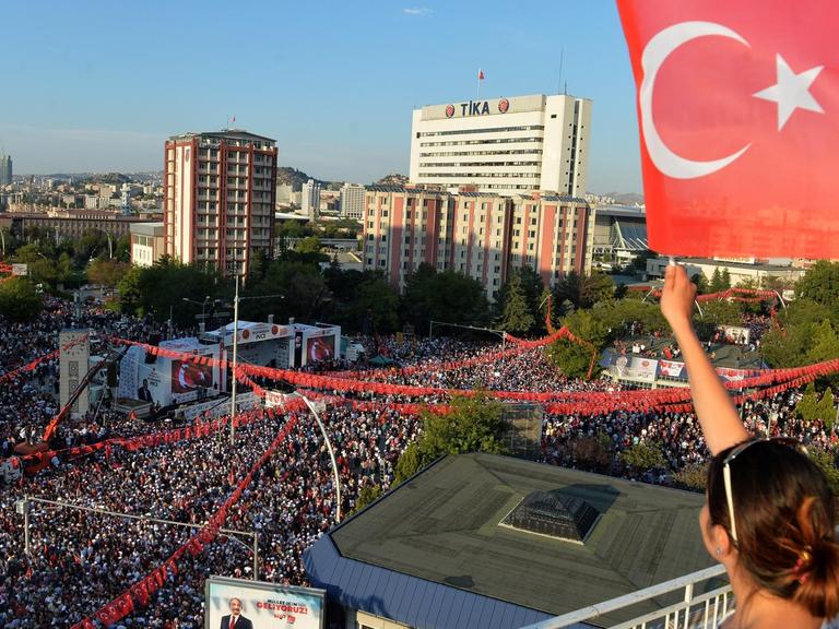 Anhänger von Muharrem Ince in den Straßen Ankaras. Ein Frau auf einem Dach schwenkt eine große Türkeiflagge.