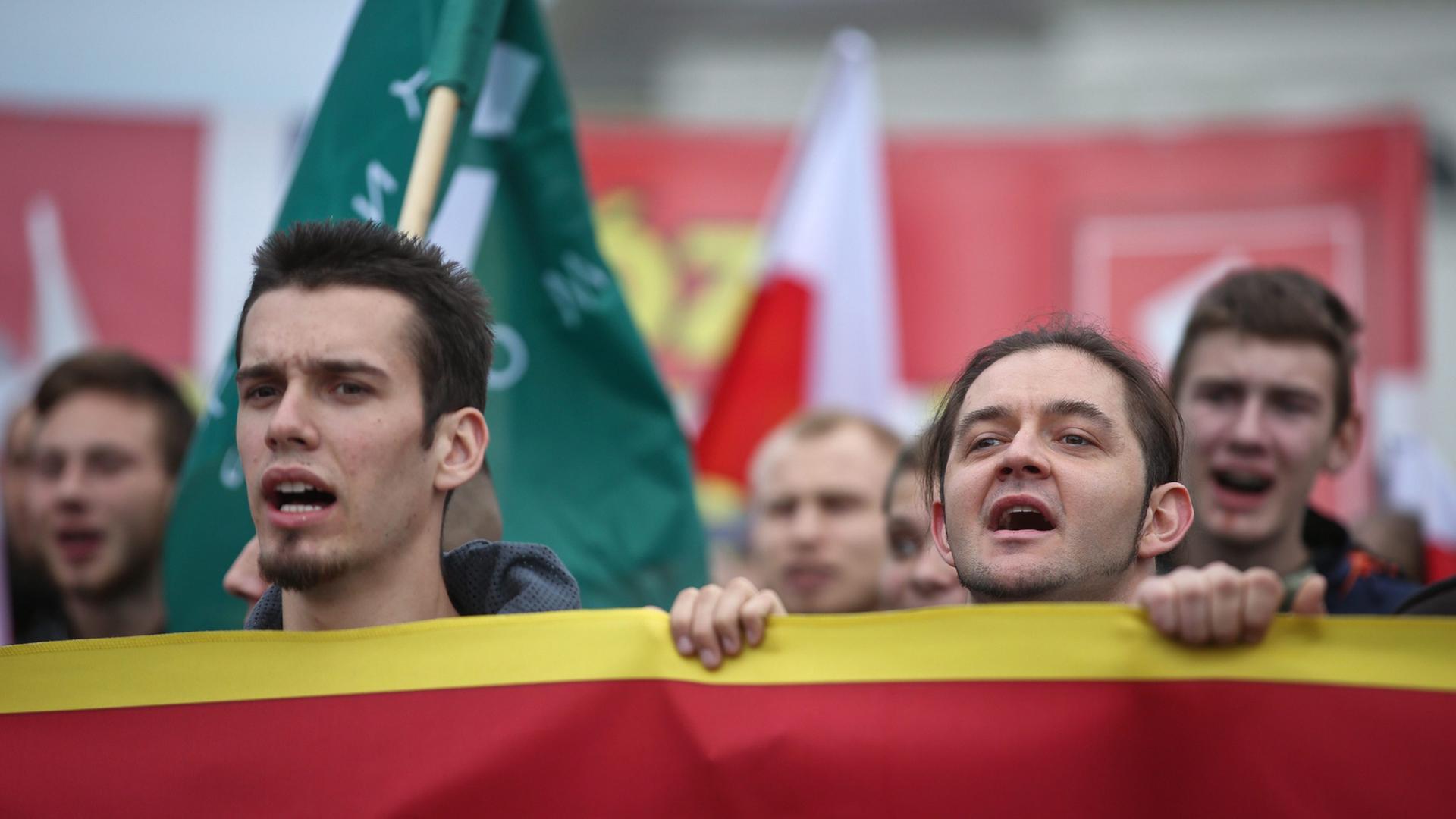 Junge Polen demonstrieren in Warschau gegen Flüchtlinge (September 2015) Junge Polen demonstrieren in Warschau gegen Flüchtlinge (September 2015)