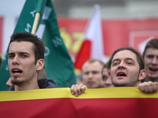 Junge Polen demonstrieren in Warschau gegen Flüchtlinge