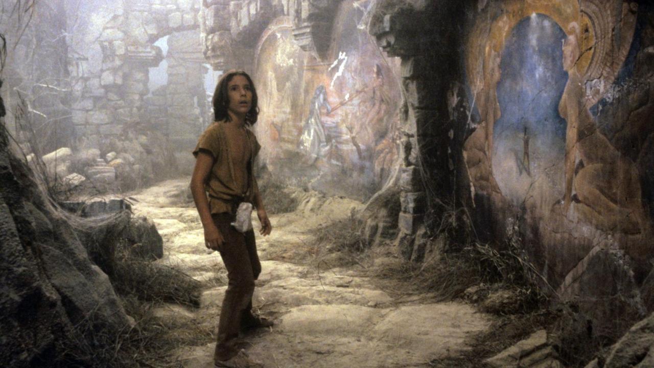 Noah Hathaway als "Atreju" in einer Szene des Films "Die unendliche Geschichte". Eine Junge steht in einer Fantasiewelt. Noah Hathaway als "Atreju" in einer Szene des Films "Die unendliche Geschichte". Eine Junge steht in einer Fantasiewelt.