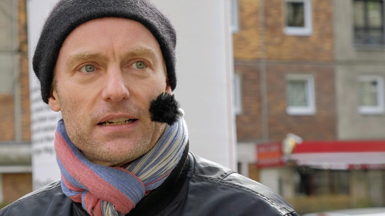 Schauspieler Mark Waschke auf der Torstraße in Berlin-Mitte Schauspieler Mark Waschke auf der Torstraße in Berlin-Mitte