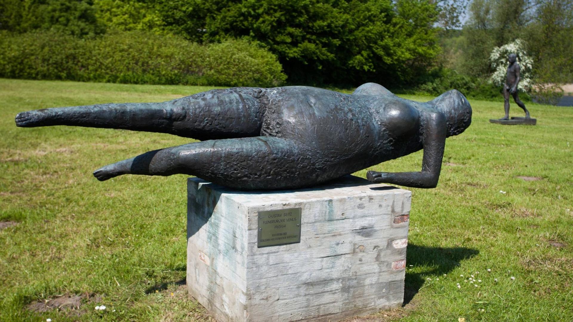 Die Statue Flensburger Venus von Gustav Seitz ist zu sehen. Die Statue Flensburger Venus von Gustav Seitz ist zu sehen.