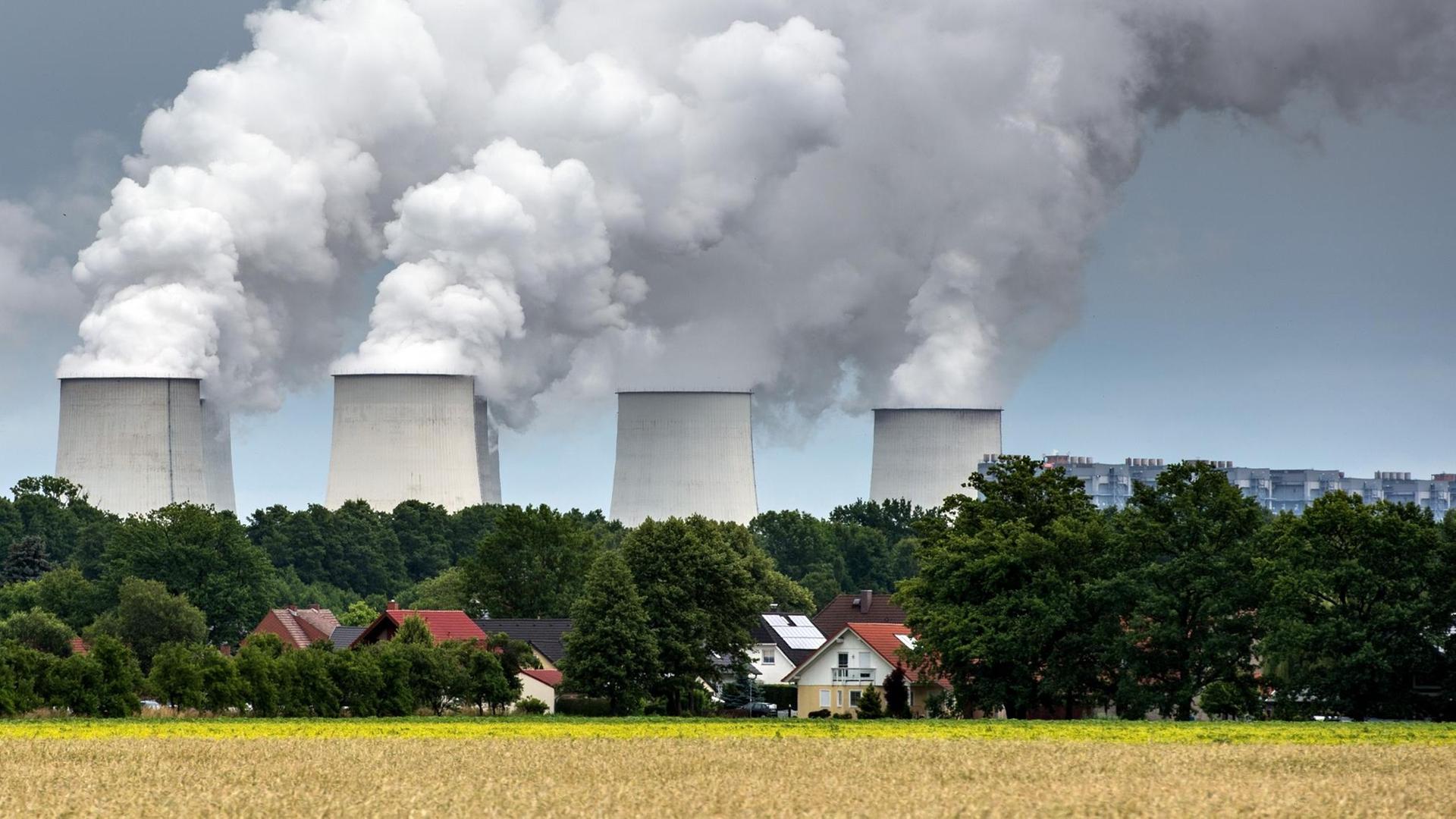 Wasserdampfschwaden steigen aus den Kühltürmen des Braunkohlekraftwerkes der Vattenfall AG in Jänschwalde (Brandenburg). (Aufnahme von 2015)