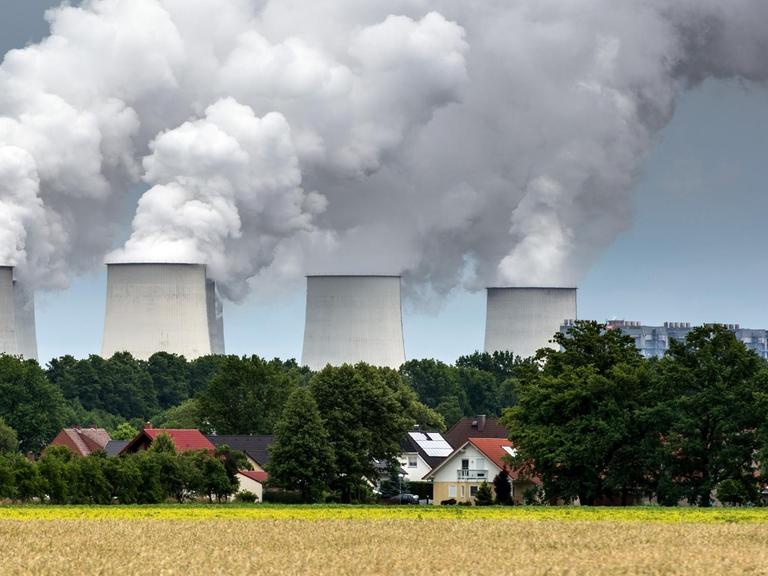 Wasserdampfschwaden steigen aus den Kühltürmen des Braunkohlekraftwerkes der Vattenfall AG in Jänschwalde (Brandenburg). (Aufnahme von 2015)