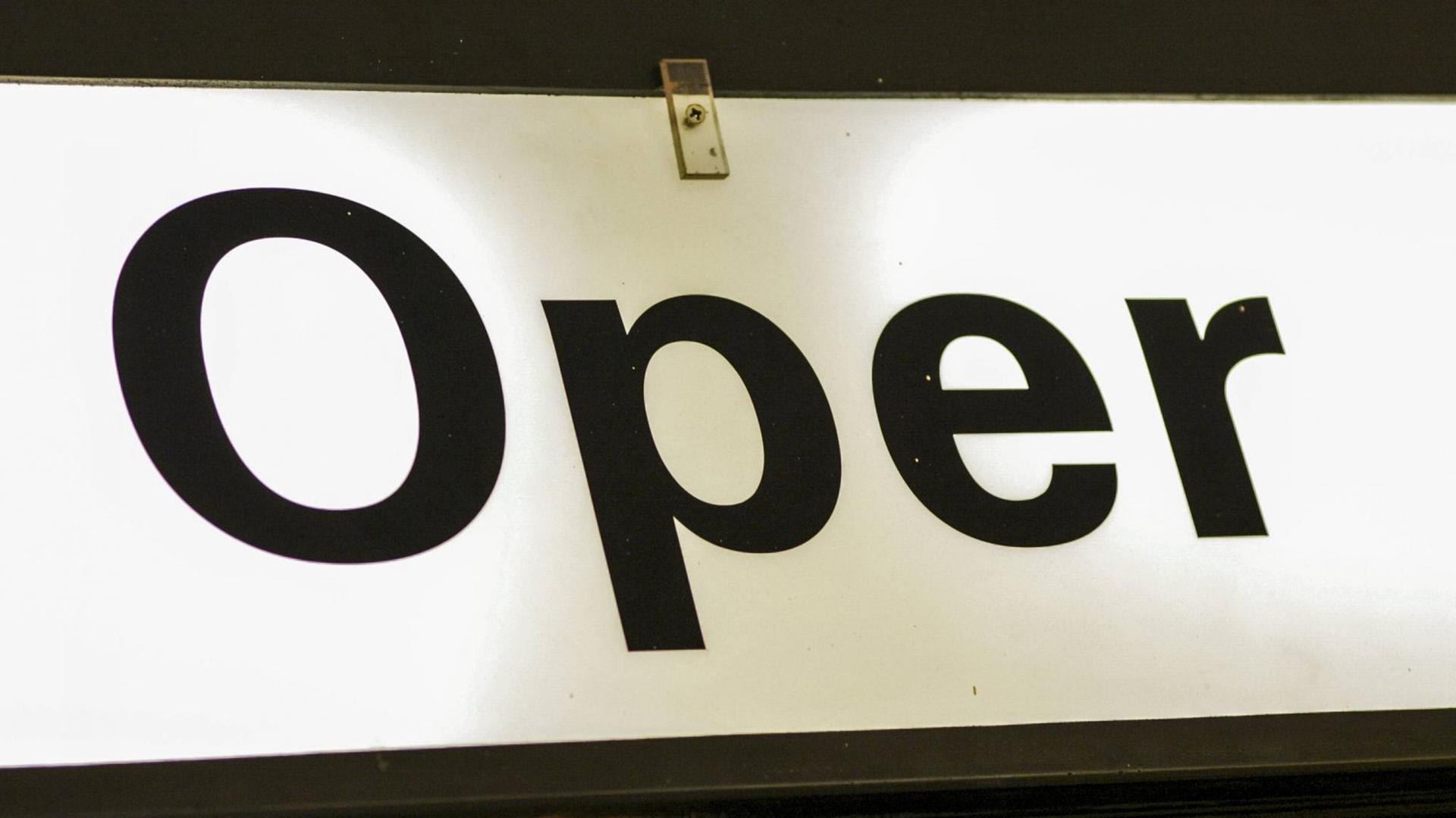 Schild mit dem Schriftzug "Oper" Schild mit dem Schriftzug "Oper"