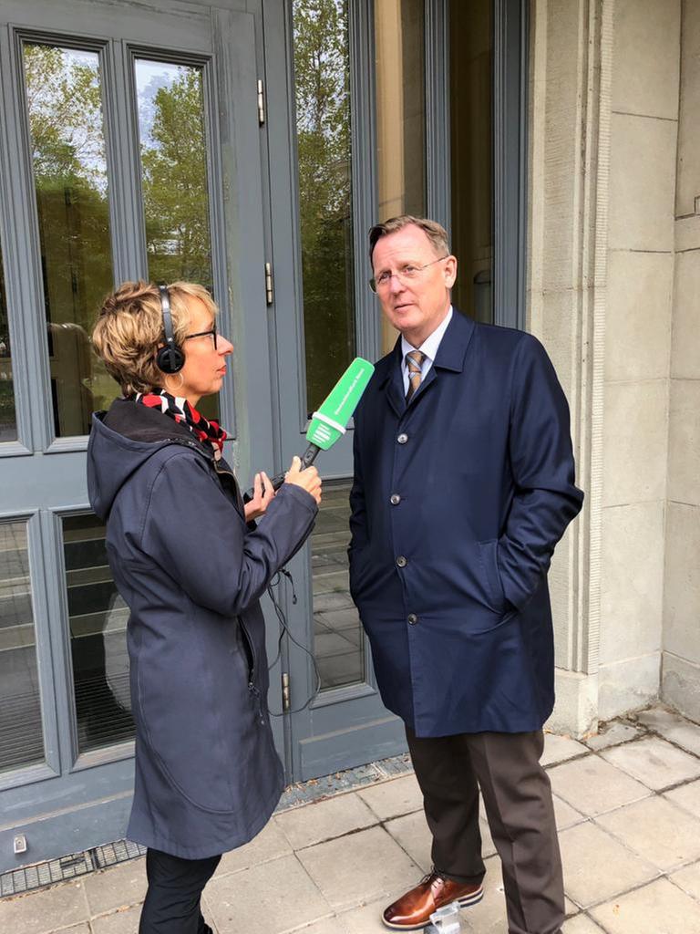 Claudia van Laak im Interview mit ihrem alten Bekannten Bodo Ramelow, heute Ministerpräsident von Thüringen Claudia van Laak im Interview mit ihrem alten Bekannten Bodo Ramelow, heute Ministerpräsident von Thüringen