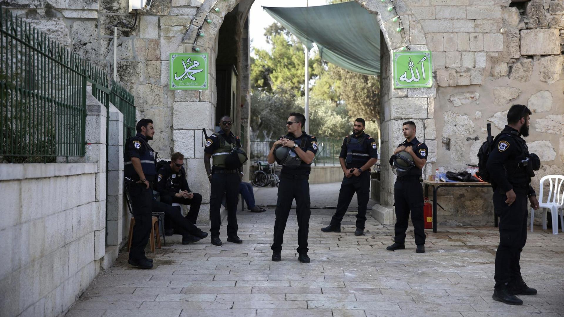 Israelische Polizisten stehen am 25.07.2017 auf dem Gelände der Al-Aksa-Moschee in der Altstadt von Jerusalem Israelische Polizisten stehen am 25.07.2017 auf dem Gelände der Al-Aksa-Moschee in der Altstadt von Jerusalem