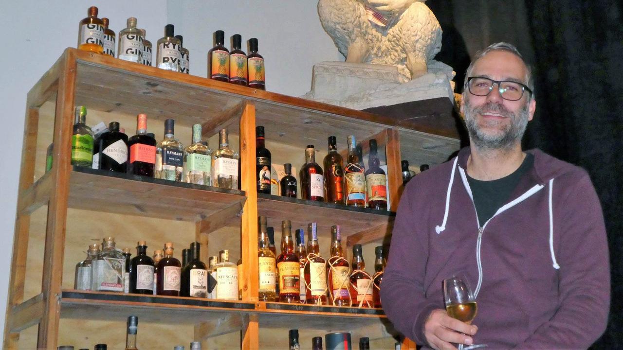 Andre, Betreiber des Edel-Spätis "Dion und Gefolge" vor einem seiner Regale Andre, Betreiber des Edel-Spätis "Dion und Gefolge" vor einem seiner Regale