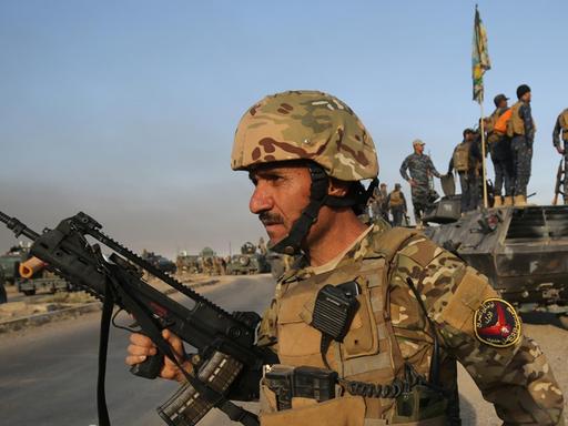 Irakische Streitkräfte 45 Kilometer vor Mossul. Zu sehen ist ein Soldat mit einem Gewehr.