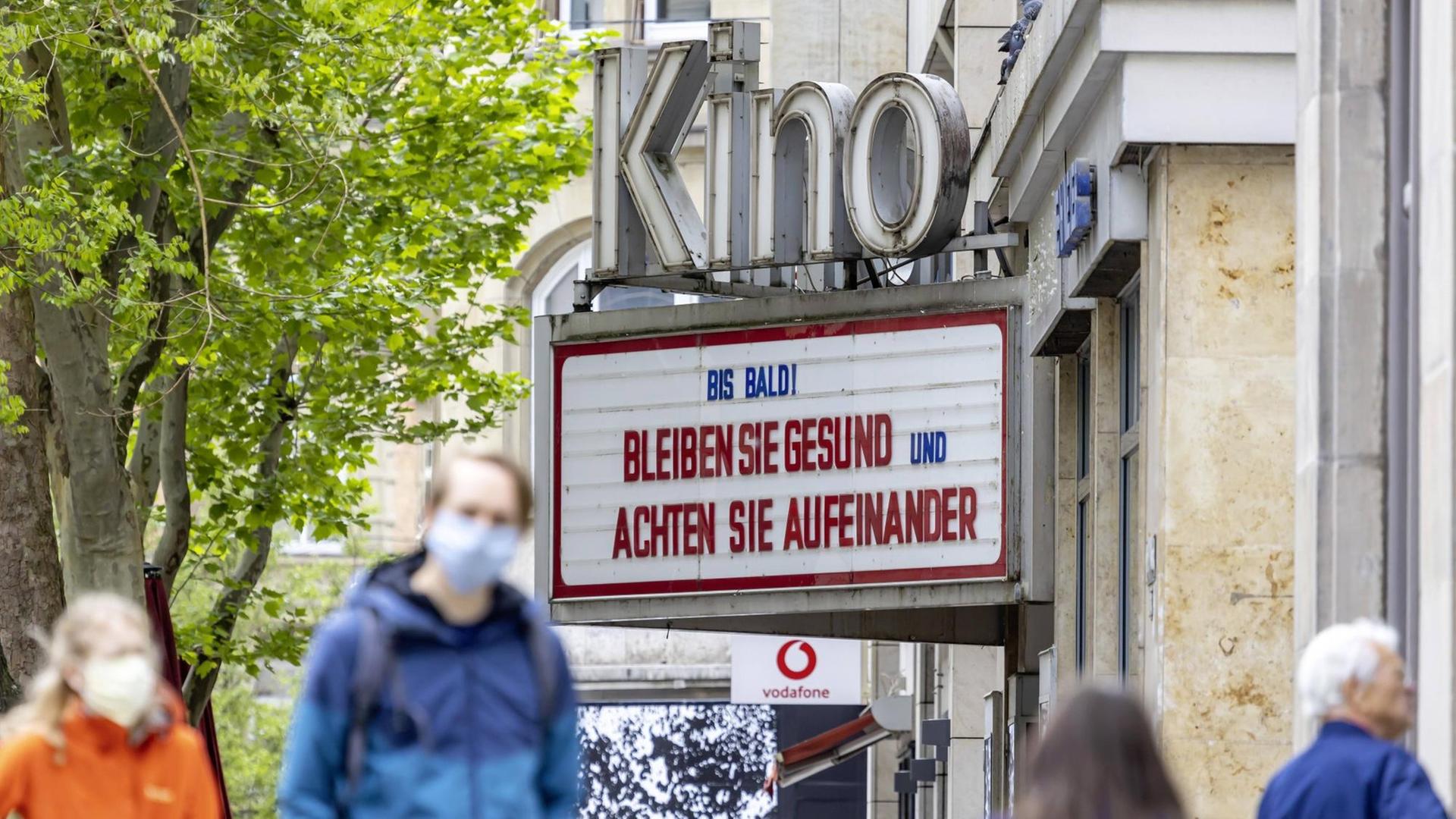 Geschlossenes Programmkino in Stuttgart.Anstatt der Angkündigung für einen Film steht auf der Anzeige: BIS BALD BLEIBEN. SIE GESUND UND ACHTEN SIE AUFEINANDER. Geschlossenes Programmkino in Stuttgart.Anstatt der Angkündigung für einen Film steht auf der Anzeige: BIS BALD BLEIBEN. SIE GESUND UND ACHTEN SIE AUFEINANDER.