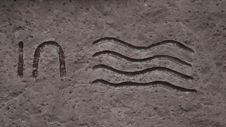 Die Symbole "Frau" und "Weg" auf einem Gedenkstein in Wuppertal-Sonnborn, der an das das Schicksal der verschleppten Aborigine "Sussy Dakaro" erinnern soll. Die Symbole "Frau" und "Weg" auf einem Gedenkstein in Wuppertal-Sonnborn, der an das das Schicksal der verschleppten Aborigine "Sussy Dakaro" erinnern soll.