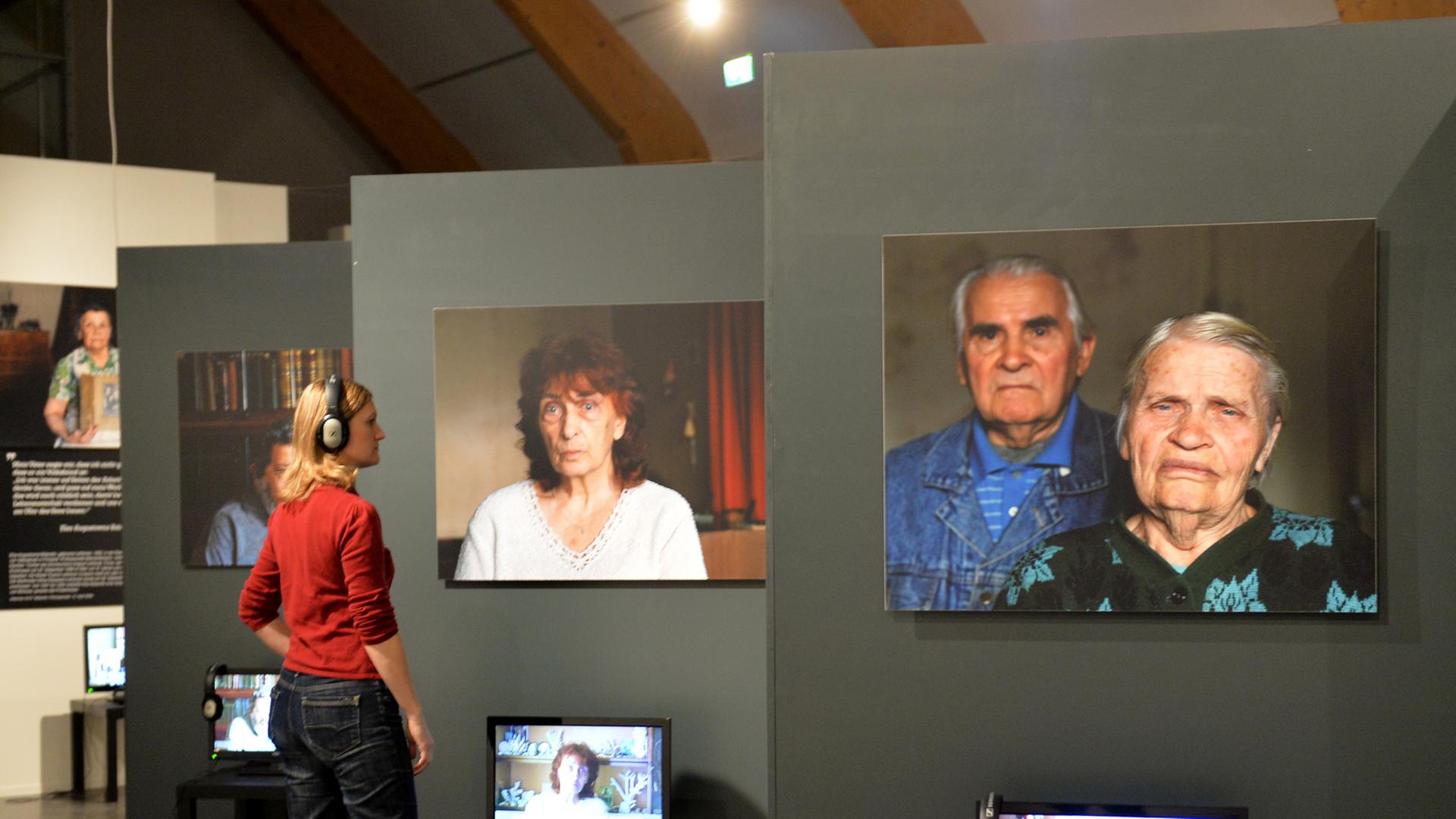Besucher in der Ausstellung "Der 'Große Terror' 1937-1938 in der Sowjetunion" Besucher in der Ausstellung "Der 'Große Terror' 1937-1938 in der Sowjetunion"