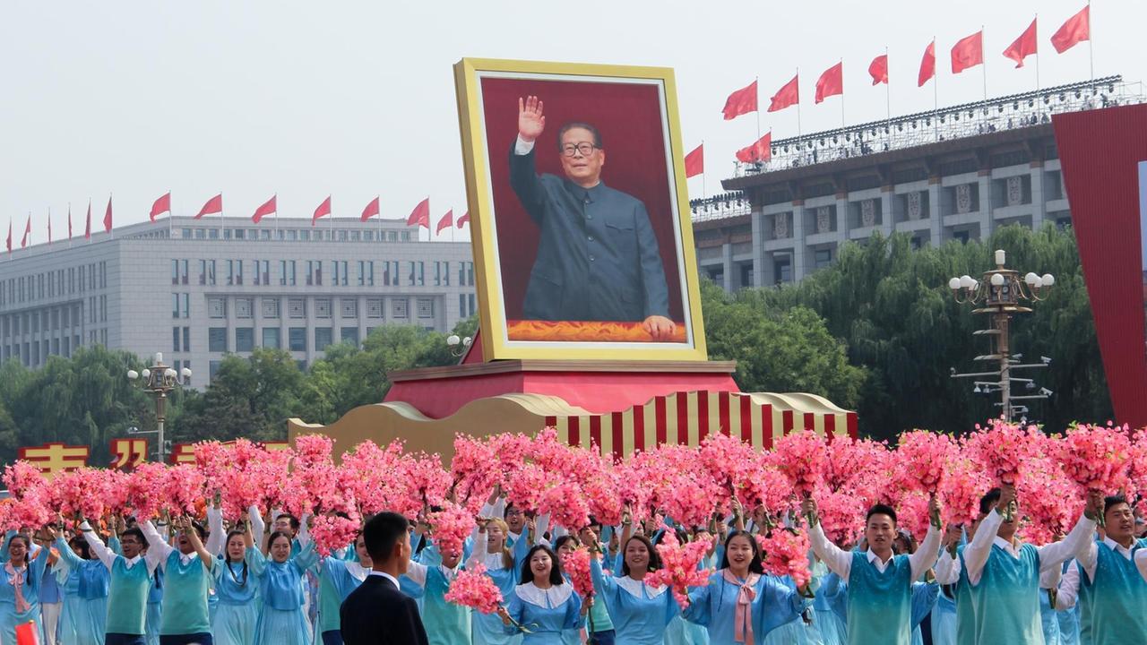 Politischer Umzug in Peking, mit Porträt des ehemaligen chinesischen Führers Jiang Zemin. Politischer Umzug in Peking, mit Porträt des ehemaligen chinesischen Führers Jiang Zemin.