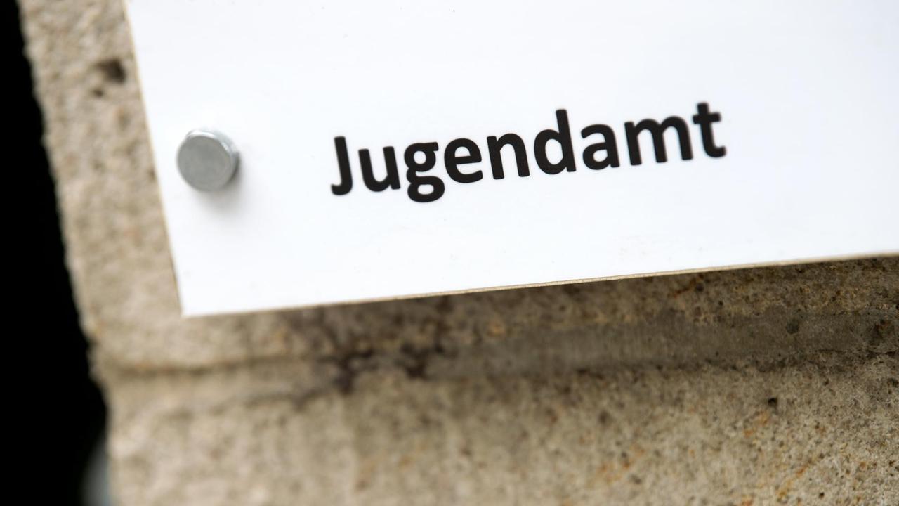 "Jugendamt" ist am 14.09.2017 auf einem Schild in Dresden (Sachsen) zu lesen. "Jugendamt" ist am 14.09.2017 auf einem Schild in Dresden (Sachsen) zu lesen.