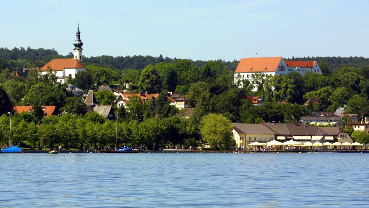Bildnummer: 50051042 Datum: 12.06.2001 Copyright: imago/Karo Villa am Ufer des Starnberger Sees Starnberg am Starnberger See, Gebäude, außen, Außenansicht , Landschaft , Romantik; 2001, Seen, Kirche, Restaurant, Gastronomie,; , quer, Kbdig, Totale, Architektur, Kunst, Kirchen, Bauwerke, Deutschland, Reise, Bayern Bildnummer: 50051042 Datum: 12.06.2001 Copyright: imago/Karo Villa am Ufer des Starnberger Sees Starnberg am Starnberger See, Gebäude, außen, Außenansicht , Landschaft , Romantik; 2001, Seen, Kirche, Restaurant, Gastronomie,; , quer, Kbdig, Totale, Architektur, Kunst, Kirchen, Bauwerke, Deutschland, Reise, Bayern