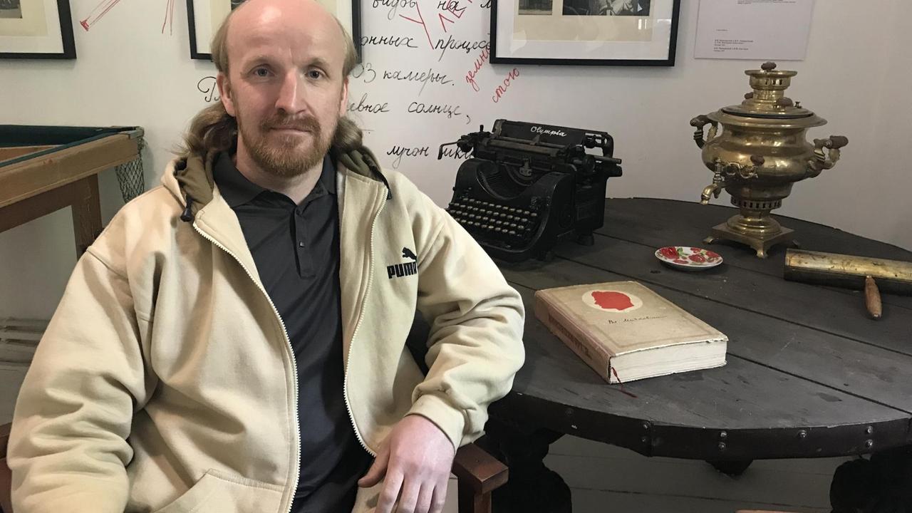 "Majakowskis Credo war, Autoritäten zu stürzen", sagt der Priester Andrej Dudarew. Wegen seiner unbequemen Art hat seine Kirche ihn versetzt. "Majakowskis Credo war, Autoritäten zu stürzen", sagt der Priester Andrej Dudarew. Wegen seiner unbequemen Art hat seine Kirche ihn versetzt.