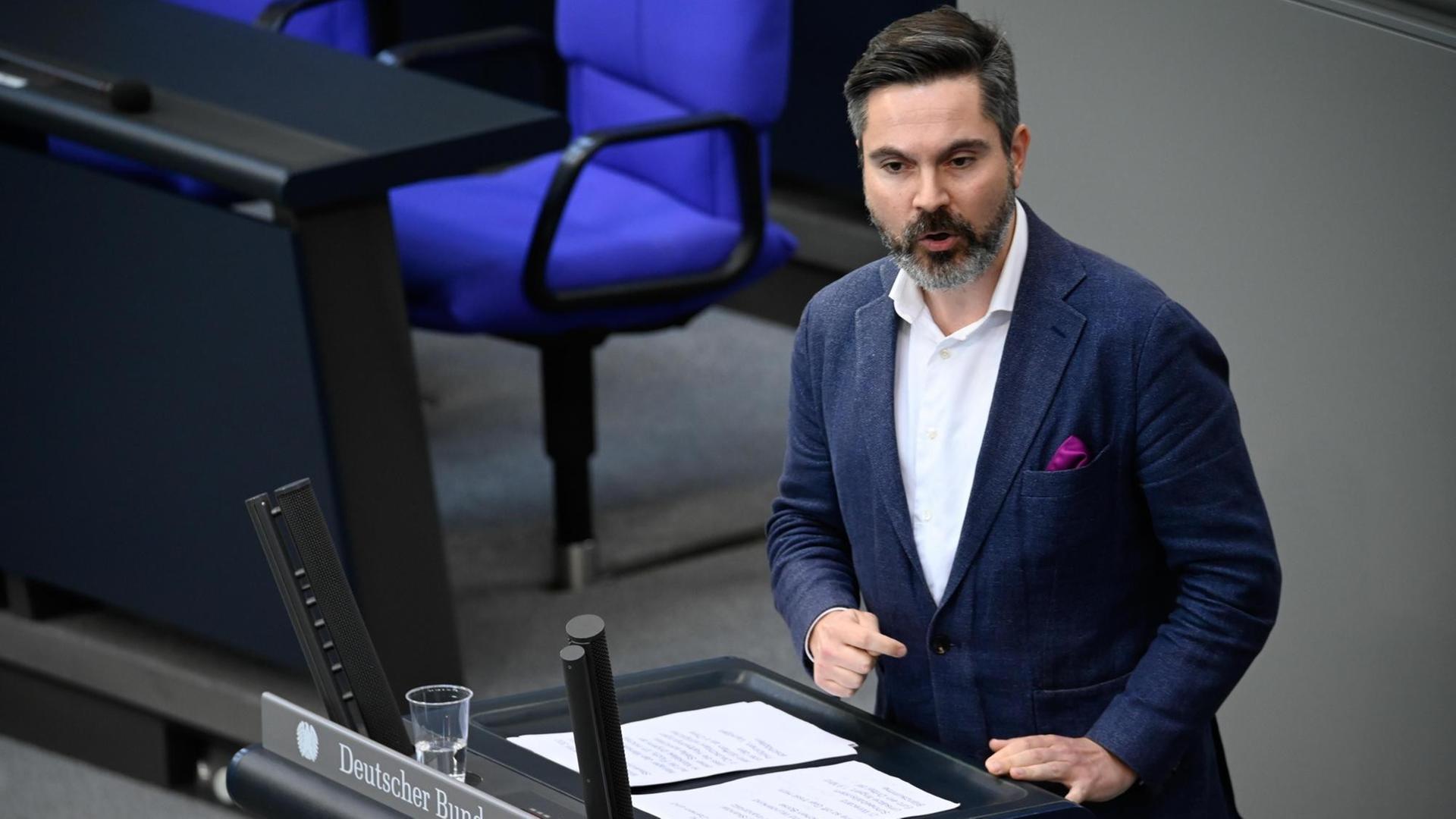 Fabio de Masi, stellvertretender Vorsitzender der Bundestagsfraktion Die Linke bei seiner Rede bei der 170. Sitzung des Deutschen Bundestag im Plenarsaal in Berlin Fabio de Masi, stellvertretender Vorsitzender der Bundestagsfraktion Die Linke bei seiner Rede bei der 170. Sitzung des Deutschen Bundestag im Plenarsaal in Berlin