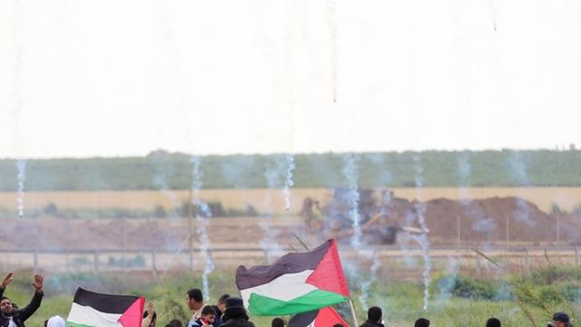 Palästinenser an der Grenze des Gaza-Streifens. In der Luft hängt Tränen-Gas.