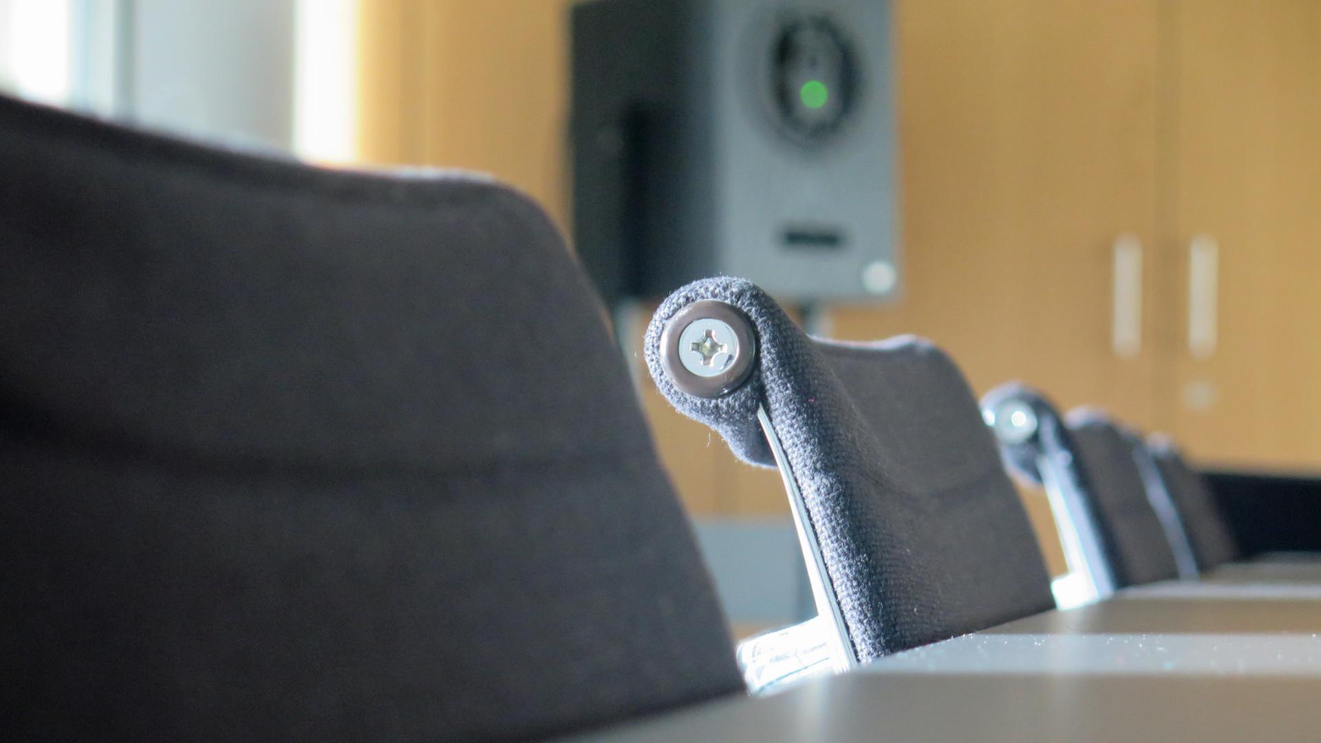 Drei Stühle stehen an einem Konferenztisch. Drei Stühle stehen an einem Konferenztisch.