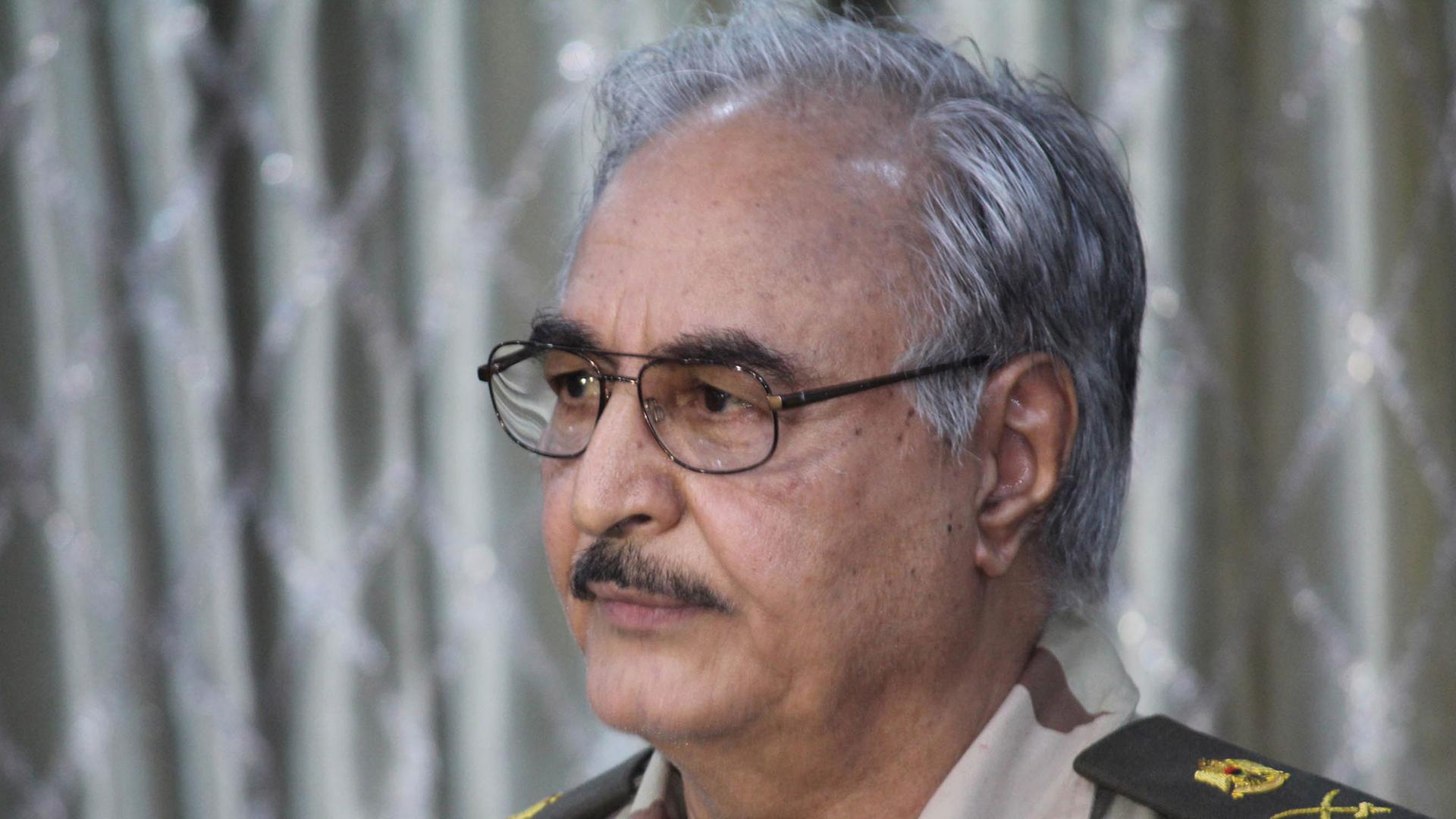 General Khalifa Haftar auf einer Pressekonferenz in Abyar General Khalifa Haftar auf einer Pressekonferenz in Abyar