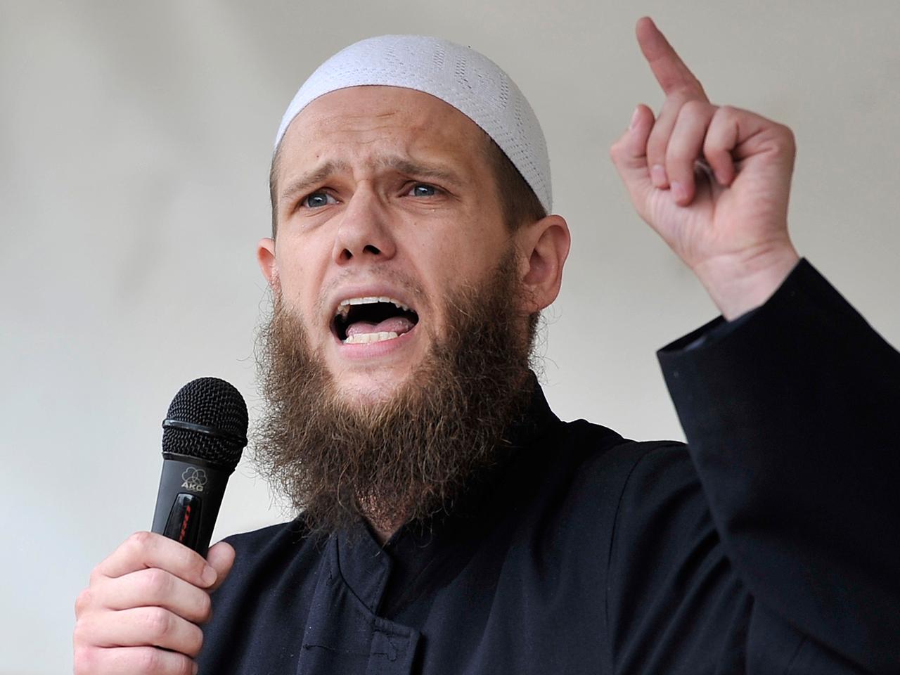 Der Salafist Sven Lau bei einer Kundgebung in Köln 2012 Der Salafist Sven Lau bei einer Kundgebung in Köln 2012