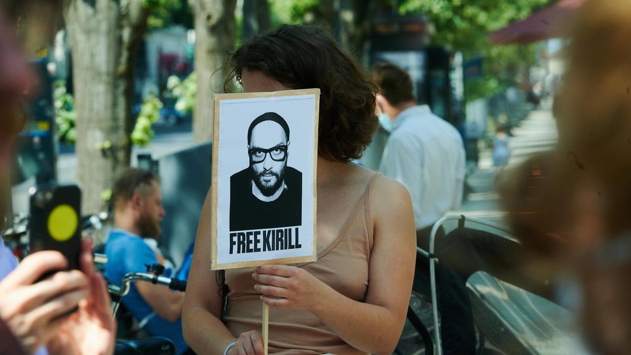 "Free Kirill" steht auf dem Plakat einer Frau vor der russischen Botschaft Unter den Linden. Die Deutschen Bühnen protestieren hier für die Freilassung des Theaterregisseures K. Serebrennikow.