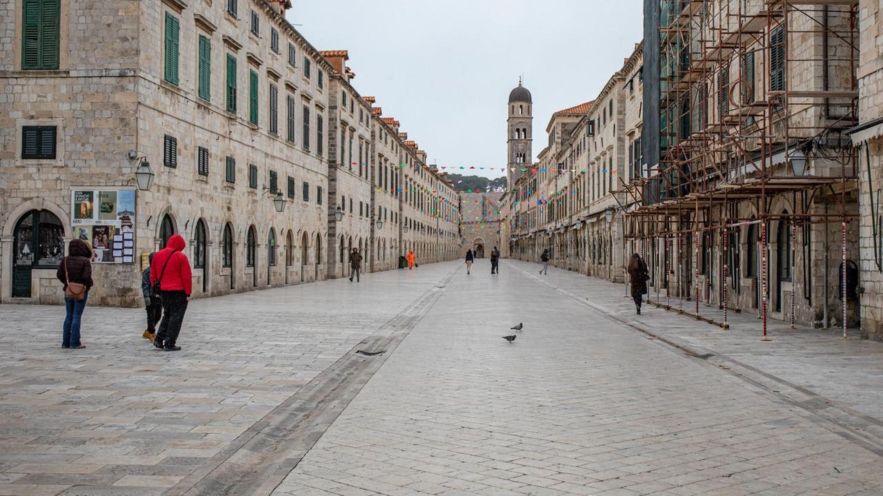 Einige Passanten gehen durch die Altstadt von Dubrovnik. Einige Passanten gehen durch die Altstadt von Dubrovnik.
