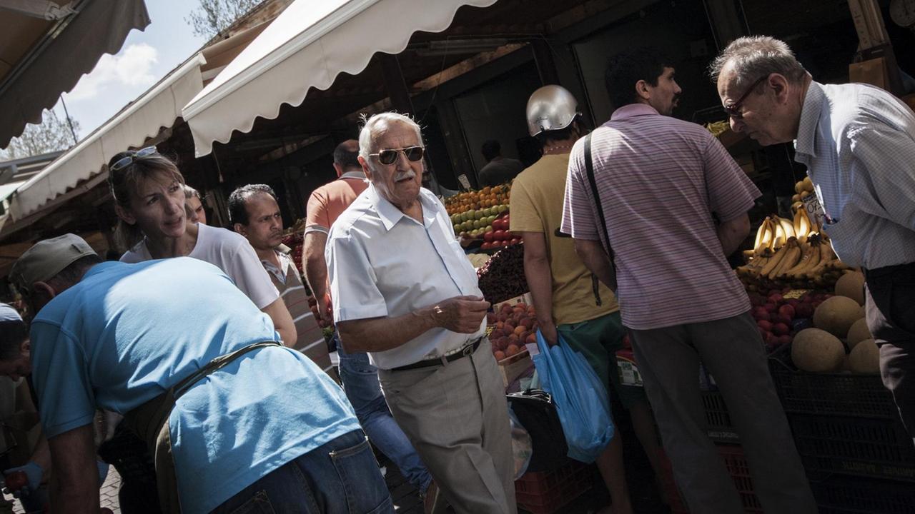 Menschen erledigen ihre Einkäufe auf einem Markt in Athen Menschen erledigen ihre Einkäufe auf einem Markt in Athen