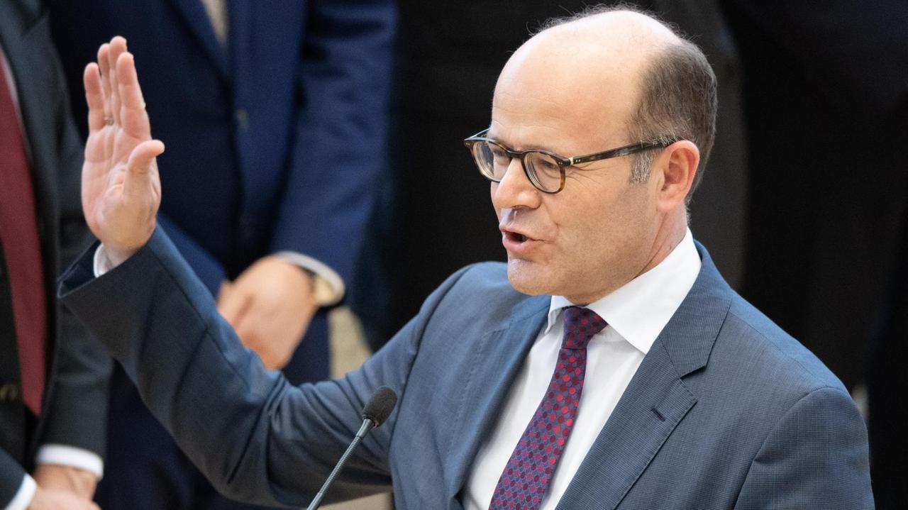 Oliver Schenk (CDU), Chef der Staatskanzlei in Sachsen, leistet im Landtag seinen Amtseid. Oliver Schenk (CDU), Chef der Staatskanzlei in Sachsen, leistet im Landtag seinen Amtseid.