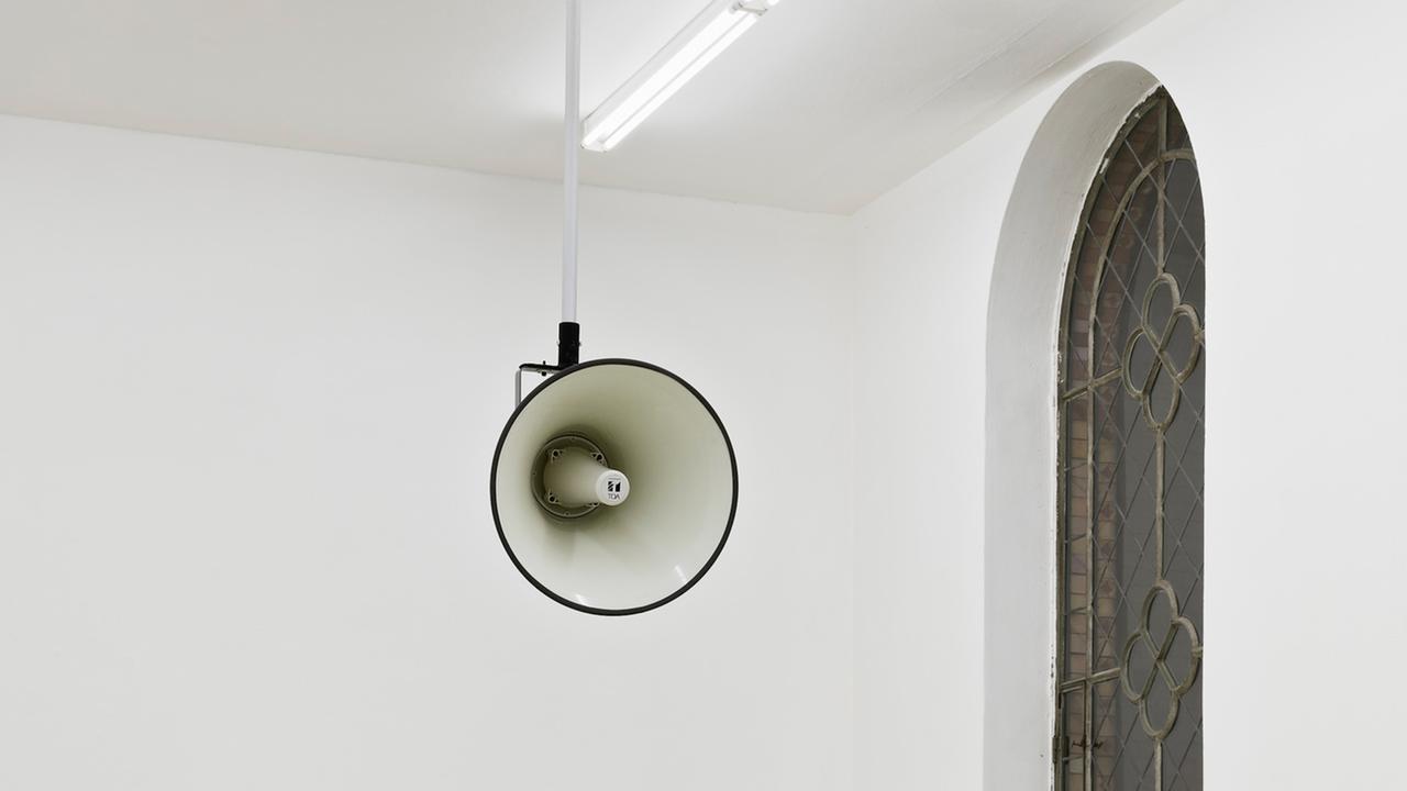 Susan Philipsz "War Damaged Musical Instruments (shofar)", 2016 (Courtesy Galerie Isabella Bortolozzi, Berlin, und Tanya Bonakdar Gallery, New York), aufgenommen im Kunstverein Hannover Susan Philipsz "War Damaged Musical Instruments (shofar)", 2016 (Courtesy Galerie Isabella Bortolozzi, Berlin, und Tanya Bonakdar Gallery, New York), aufgenommen im Kunstverein Hannover