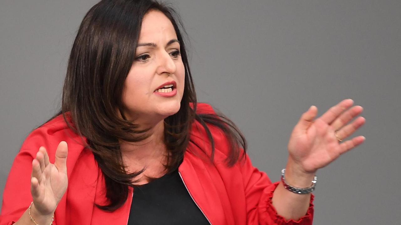 Sevim Dagdelen (Die Linke), spricht bei der 100. Sitzung zur aktuellen Stunde des Bundestages zum Thema Iran-Abkommen. Sevim Dagdelen (Die Linke), spricht bei der 100. Sitzung zur aktuellen Stunde des Bundestages zum Thema Iran-Abkommen.