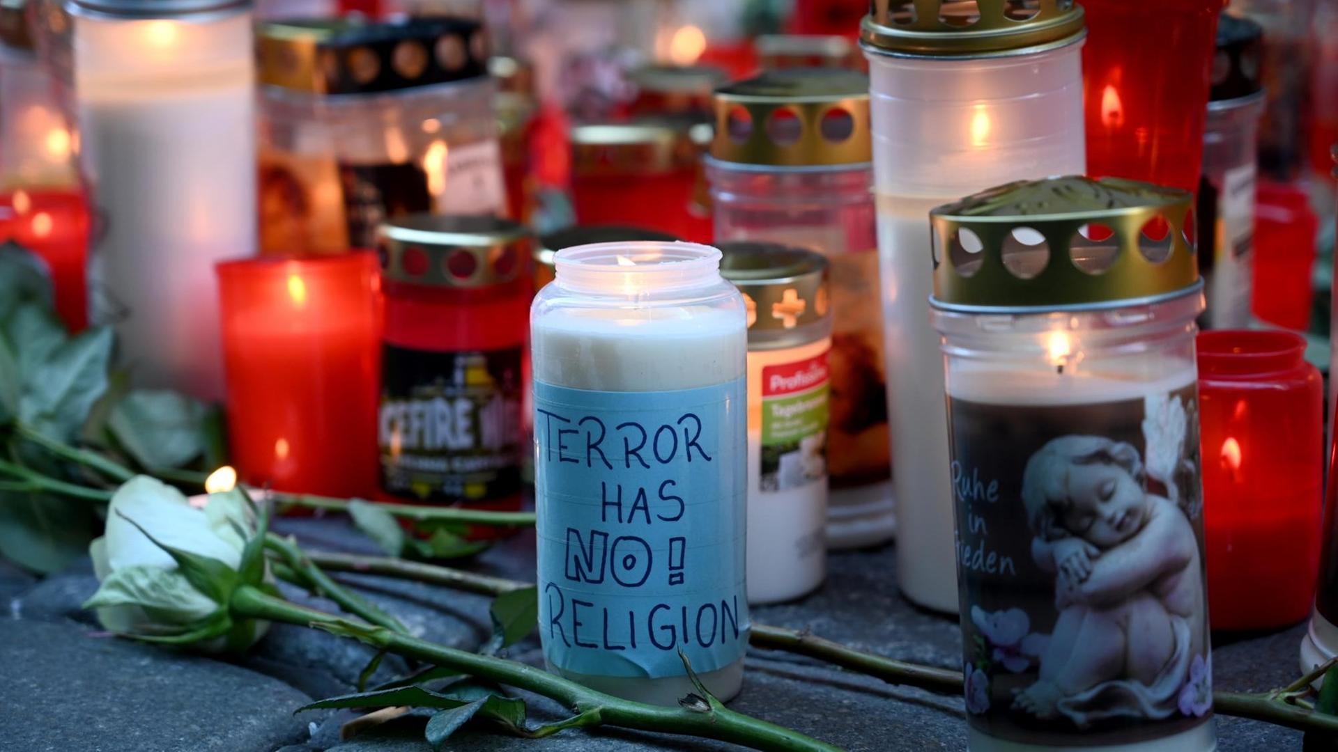 Ein Kerzen- und Blumenmeer an einem der Tatorte im Bereich der Seitenstettengasse in der Wiener Innenstadt nach einem islamistischen Terroranschlag Ein Kerzen- und Blumenmeer an einem der Tatorte im Bereich der Seitenstettengasse in der Wiener Innenstadt nach einem islamistischen Terroranschlag