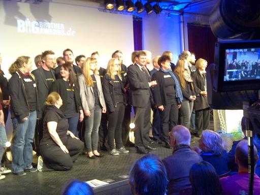Die Jury der Big Brother Awards steht auf einer Bühne in der Bielefelder Hechelei
