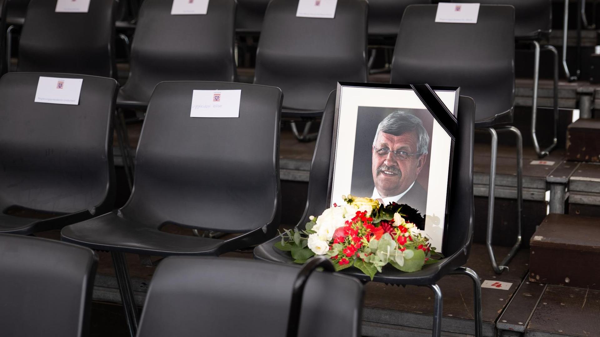 Der Stuhl auf der Ehrentribühne, der für den erschossenen Kasseler Regierungspäsidenten Walter Lübcke reserviert war, ist am Tag des Festumzugs mit einem Foto und einem Blumenstrauß geschmückt. Der Festumzug markiert auch in diesem Jahr wieder das Ende des Hessentages. Der Stuhl auf der Ehrentribühne, der für den erschossenen Kasseler Regierungspäsidenten Walter Lübcke reserviert war, ist am Tag des Festumzugs mit einem Foto und einem Blumenstrauß geschmückt. Der Festumzug markiert auch in diesem Jahr wieder das Ende des Hessentages.