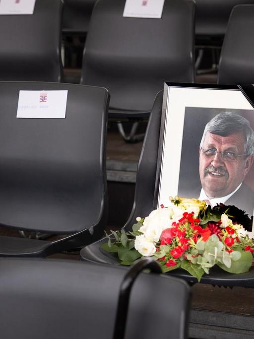 Der Stuhl auf der Ehrentribühne, der für den erschossenen Kasseler Regierungspäsidenten Walter Lübcke reserviert war, ist am Tag des Festumzugs mit einem Foto und einem Blumenstrauß geschmückt. Der Festumzug markiert auch in diesem Jahr wieder das Ende des Hessentages.