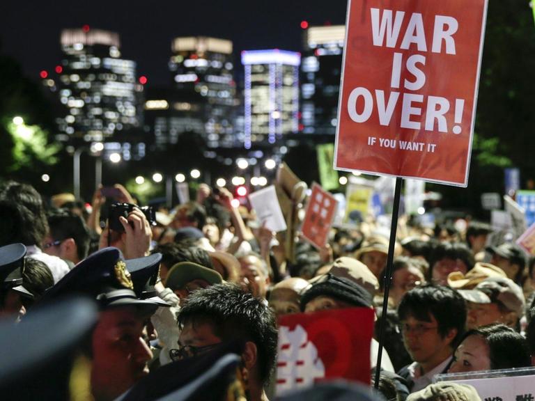 Japanische Demonstranten protestieren dagegen, Soldaten in Kampfeinsätze zu schicken.