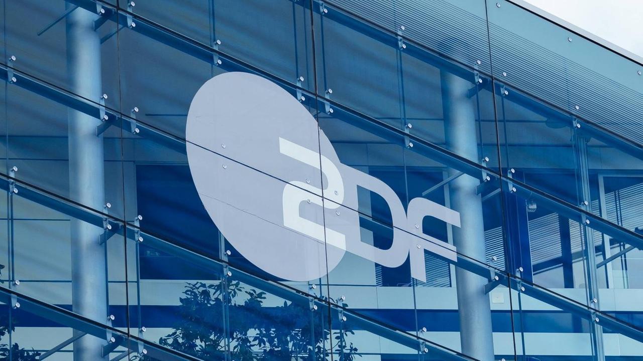 Logo des ZDF auf einer Glasfront Logo des ZDF auf einer Glasfront