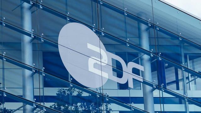Logo des ZDF auf einer Glasfront