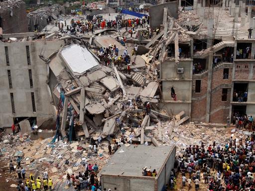 Luftbild der eingestürzten Fabrik.