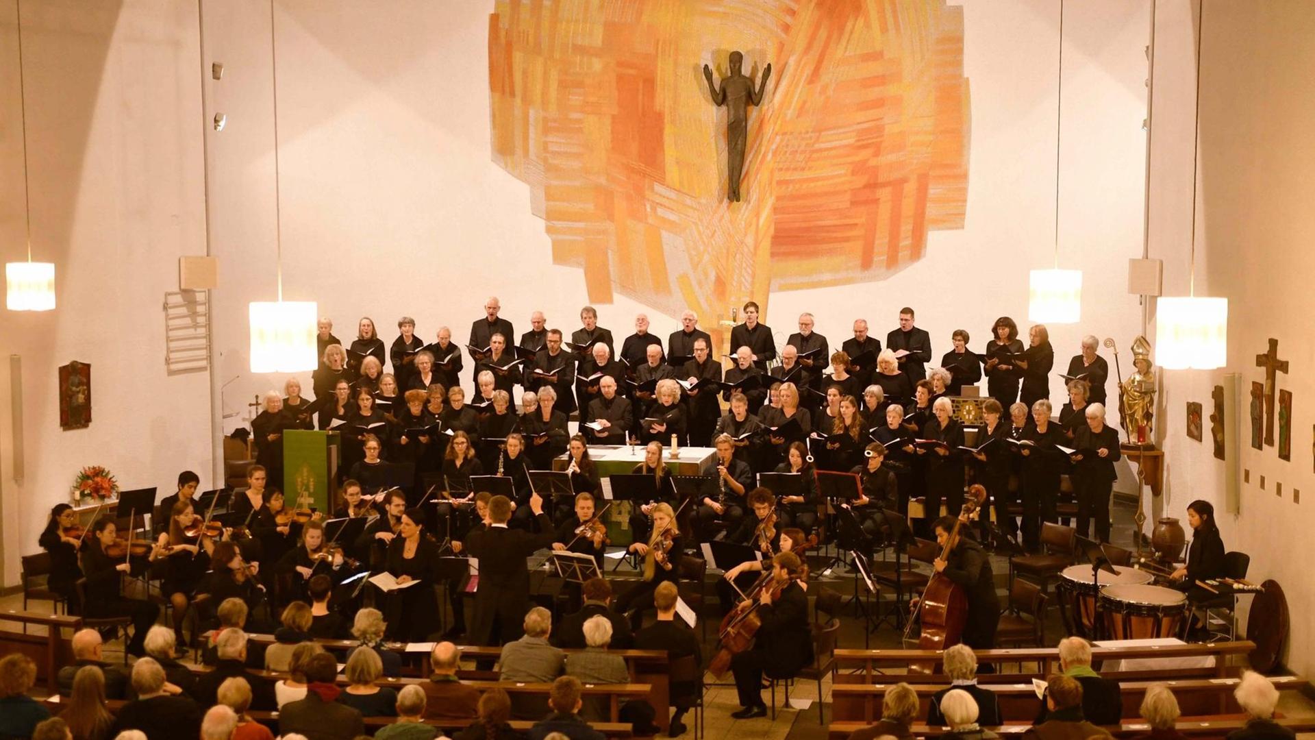 Bild des Chores in einer Kirche während eines Konzertes.