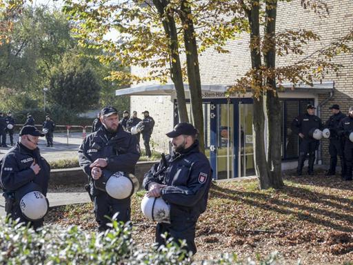 30.10.2019, Hamburg: Polizisten überwachen vor der Vorlesung von AfD-Mitgründer Lucke den Hörsaal der Uni Hamburg. Luckes Rückkehr an die Universität Hamburg hatte großen Protest ausgelöst. Seine ersten Vorlesungen wurden massiv gestört.